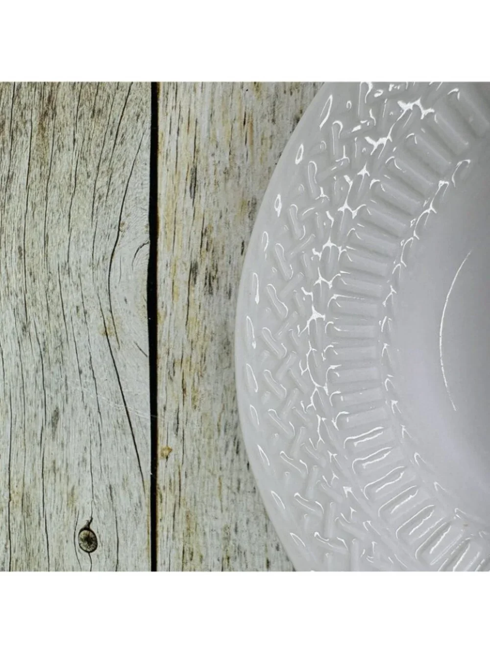 Livingquarters LIQ10 White Embossed Basketweave Lines Round 6.25